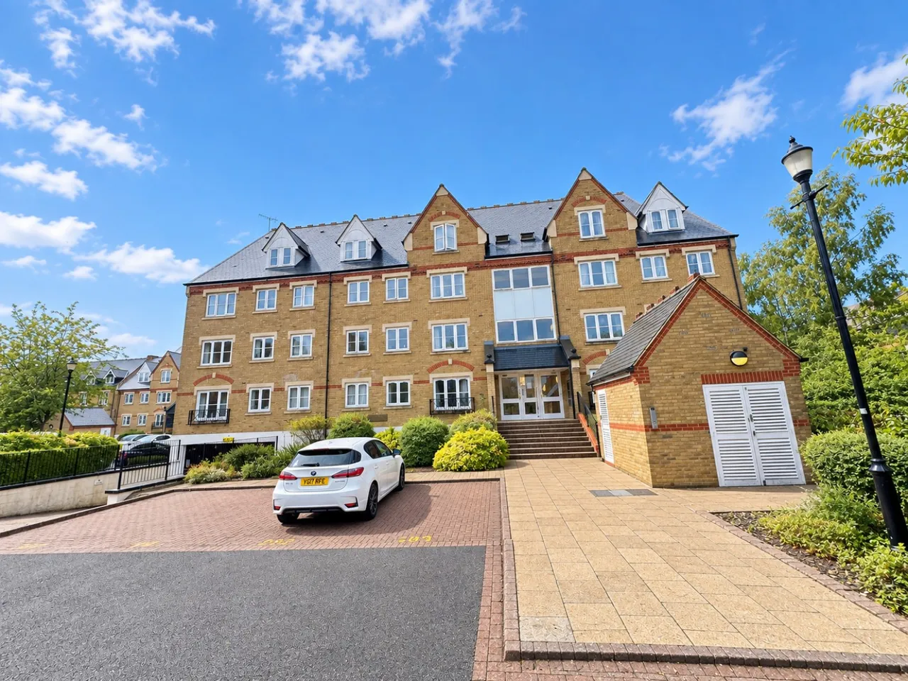 2 bed flat to rent, Exeter Close, Watford, WD24