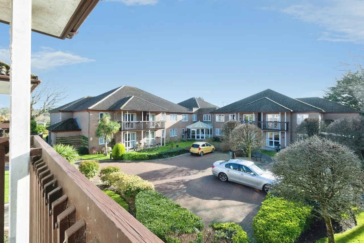 2 bed flat for sale — Fernlea Avenue, Ferndown