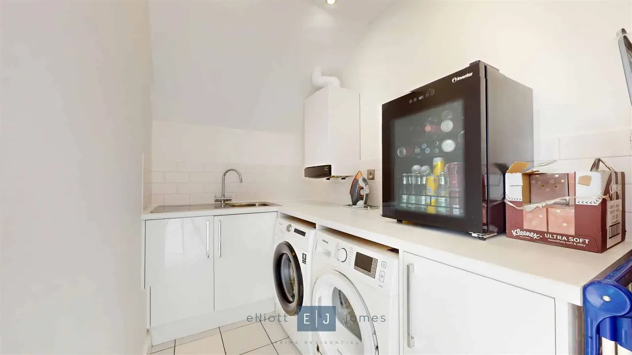 Greenview, 154 High Road, Chigwell, photo 8