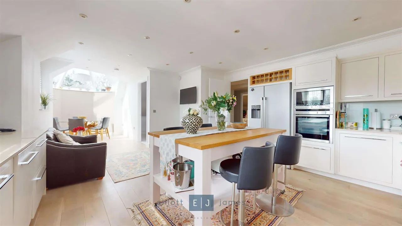 Greenview, 154 High Road, Chigwell, photo 3