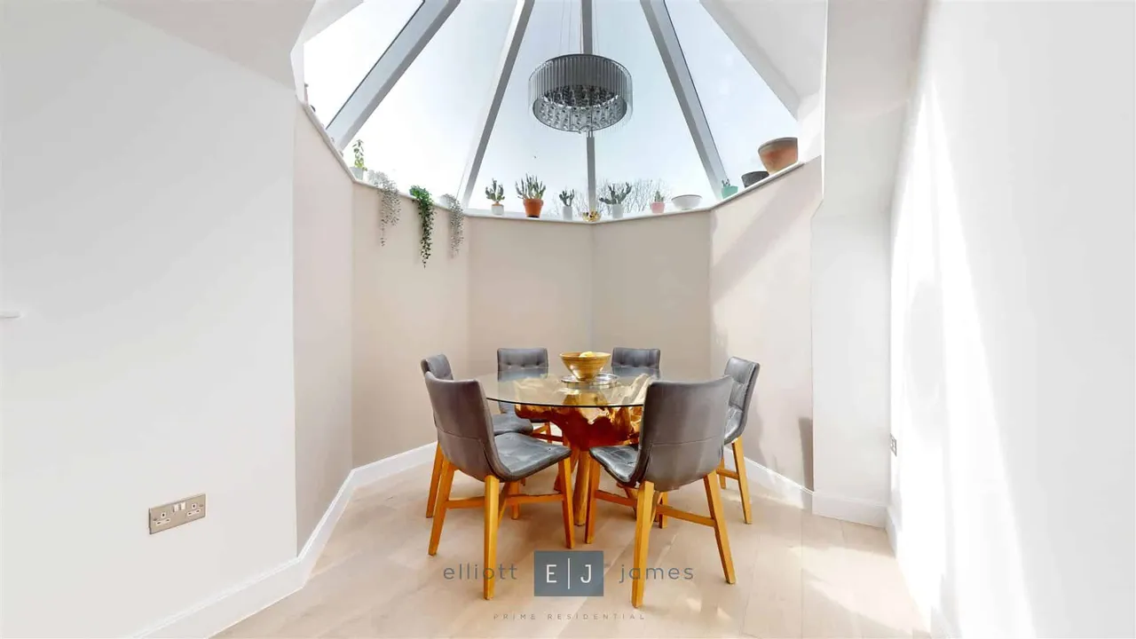 Greenview, 154 High Road, Chigwell, photo 7