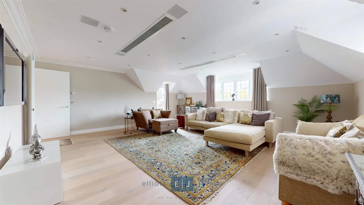Greenview, 154 High Road, Chigwell, photo 10