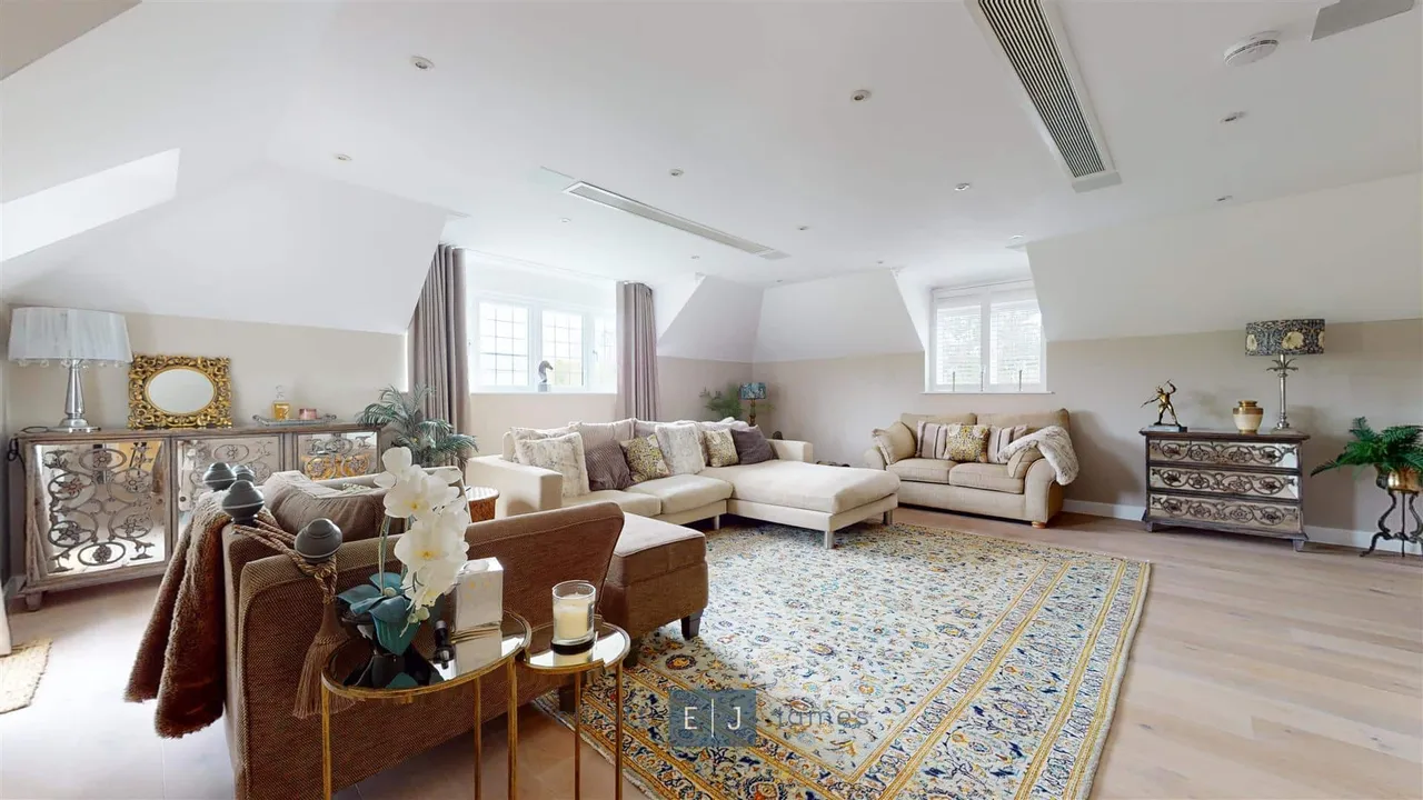 Greenview, 154 High Road, Chigwell, photo 9
