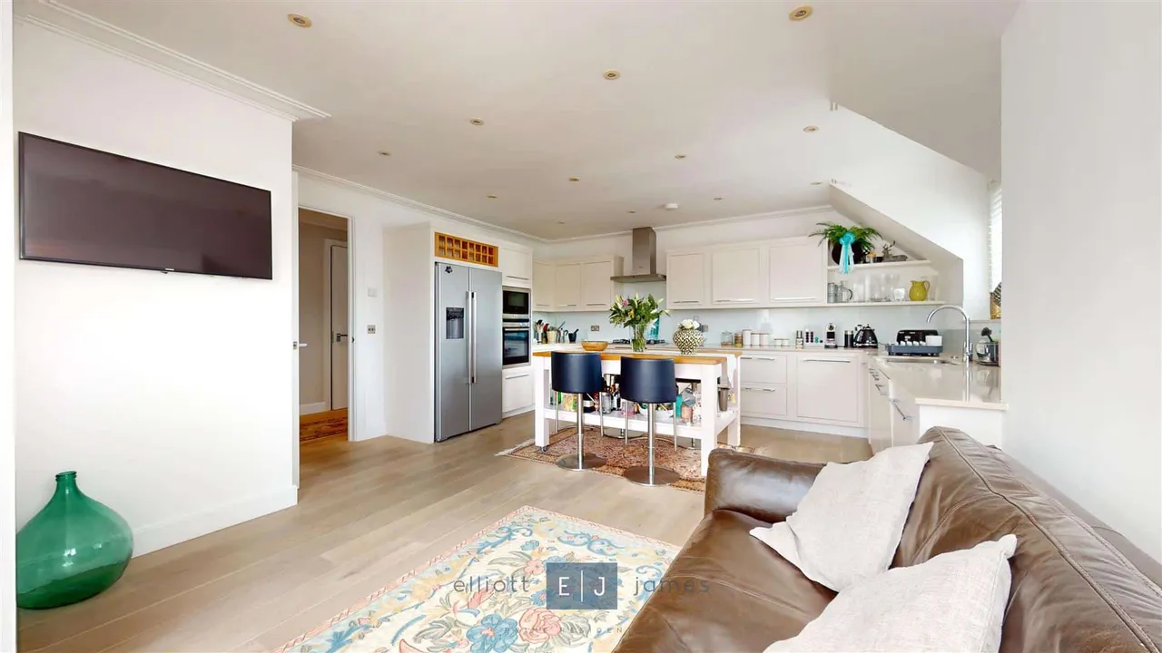 Greenview, 154 High Road, Chigwell, photo 5
