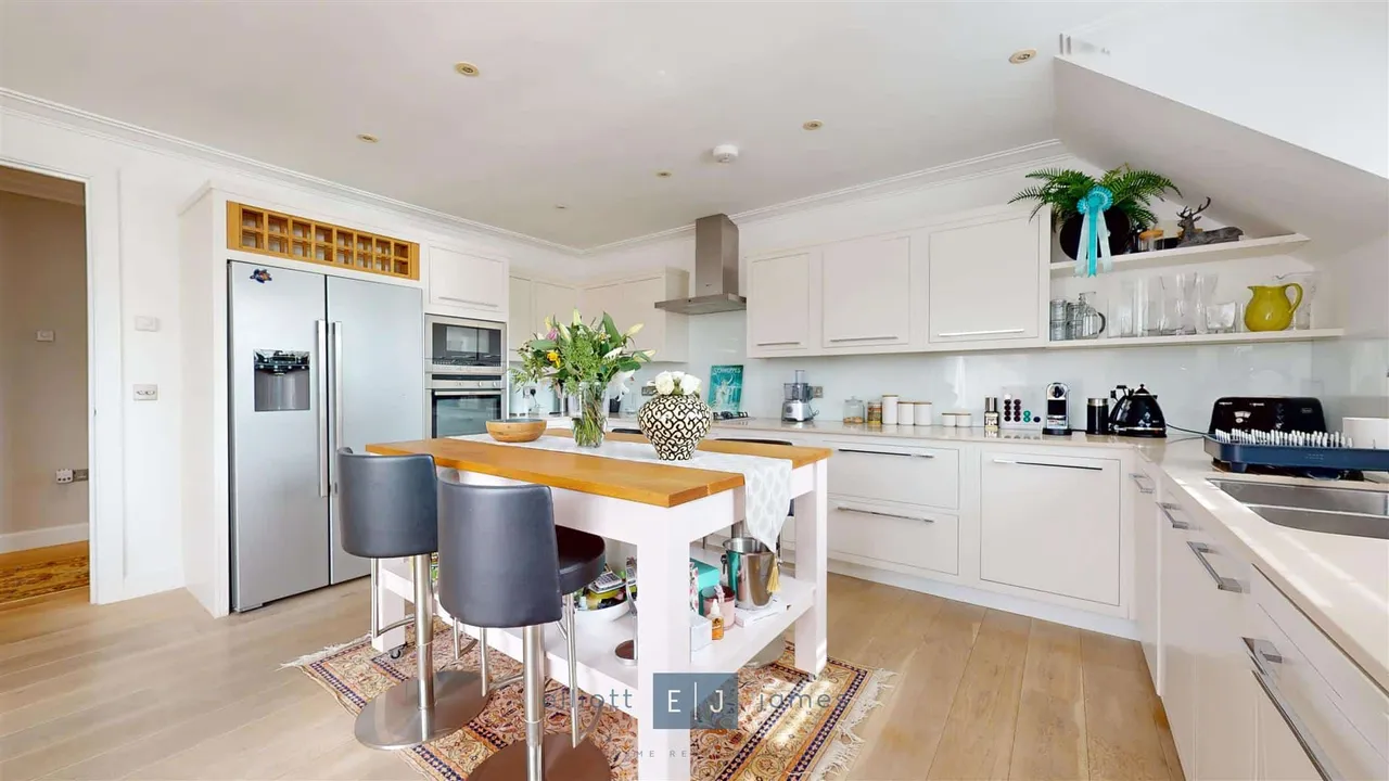 Greenview, 154 High Road, Chigwell, photo 4