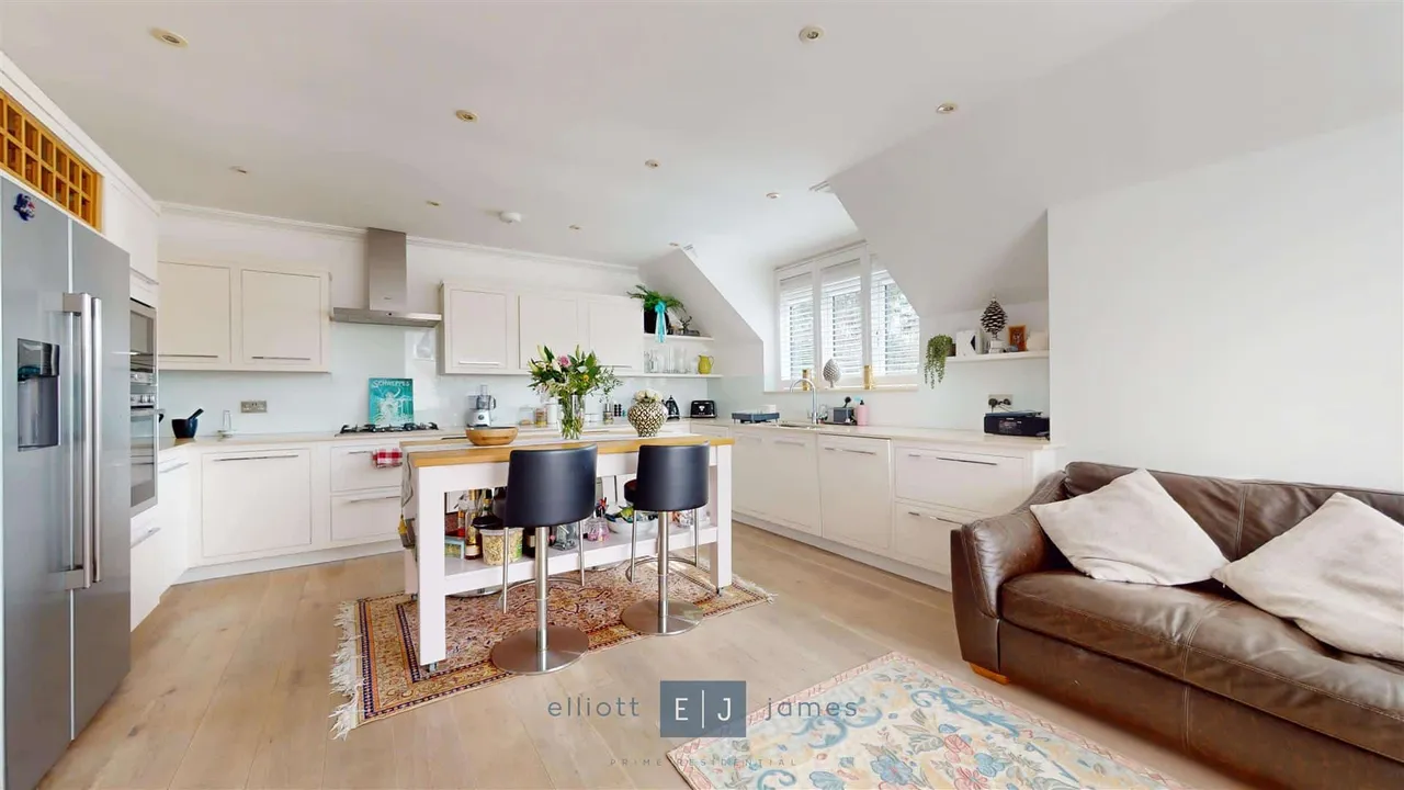 Greenview, 154 High Road, Chigwell, photo 6