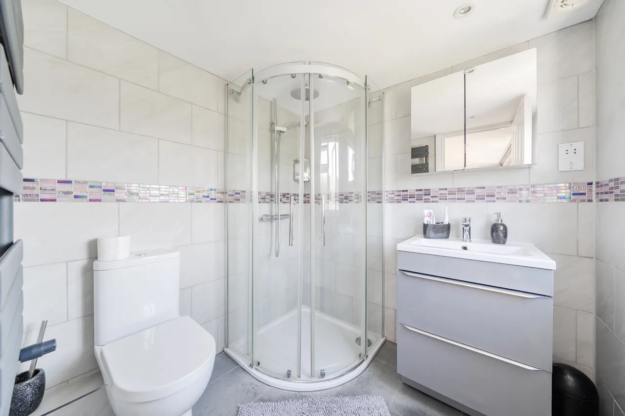 1 Howard Close, Watford, photo 9