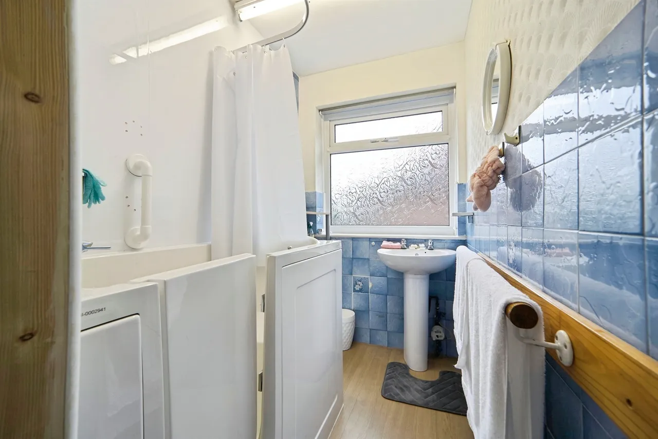 Banksfield Avenue, Yeadon, LS19, photo 13