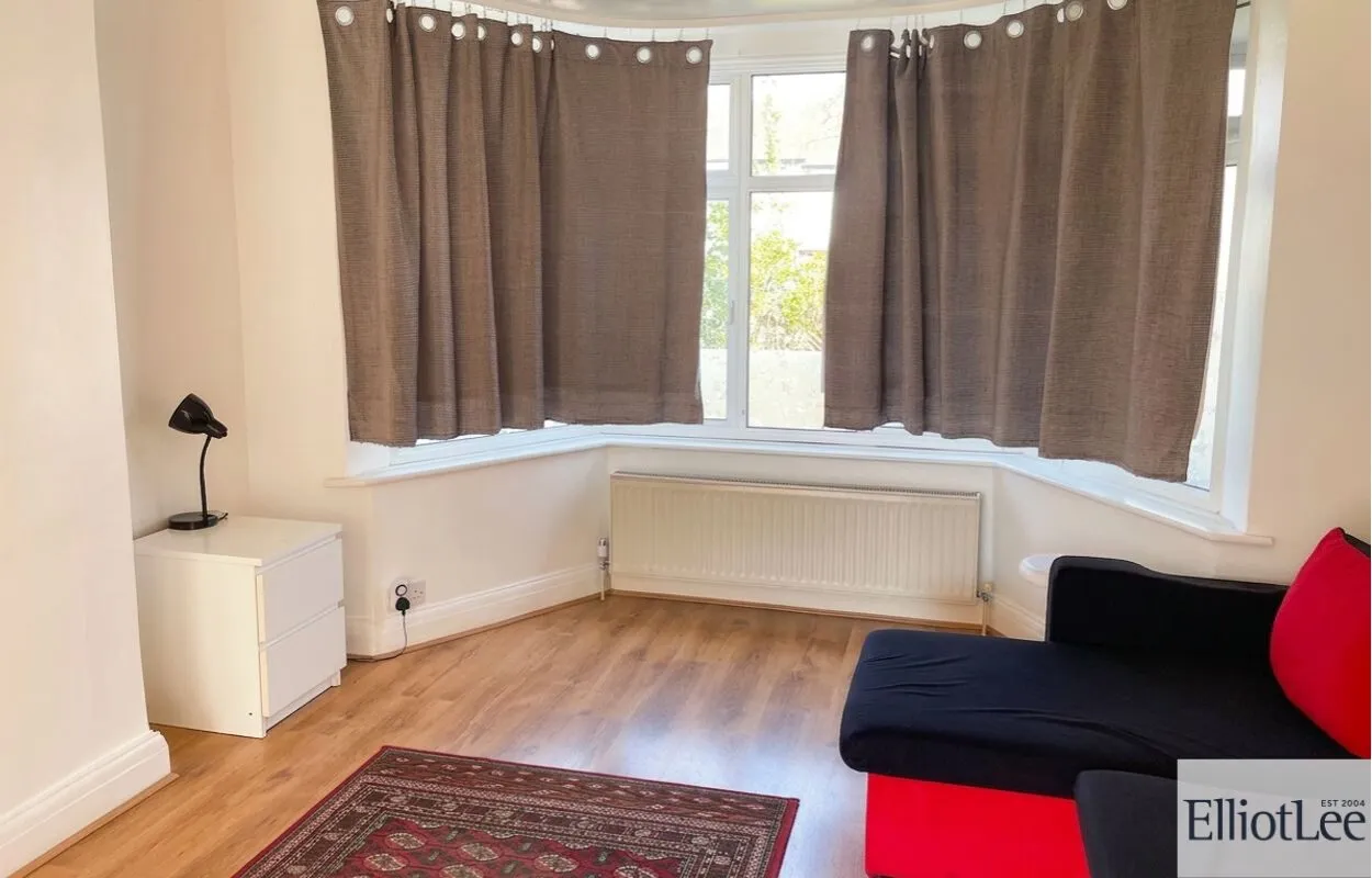 Whitton Avenue East, Greenford, UB6, photo 2