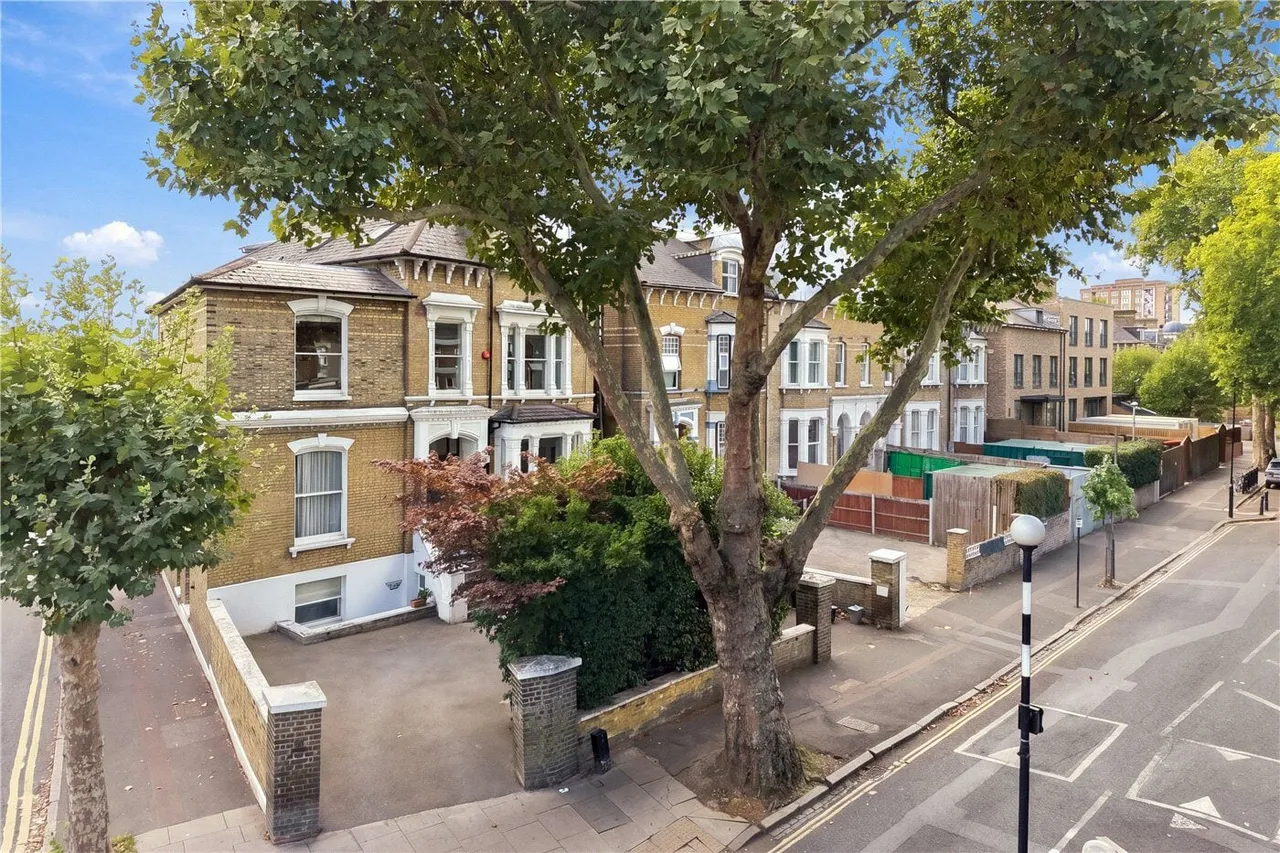 2 bed flat for sale, Cazenove Road, London, N16