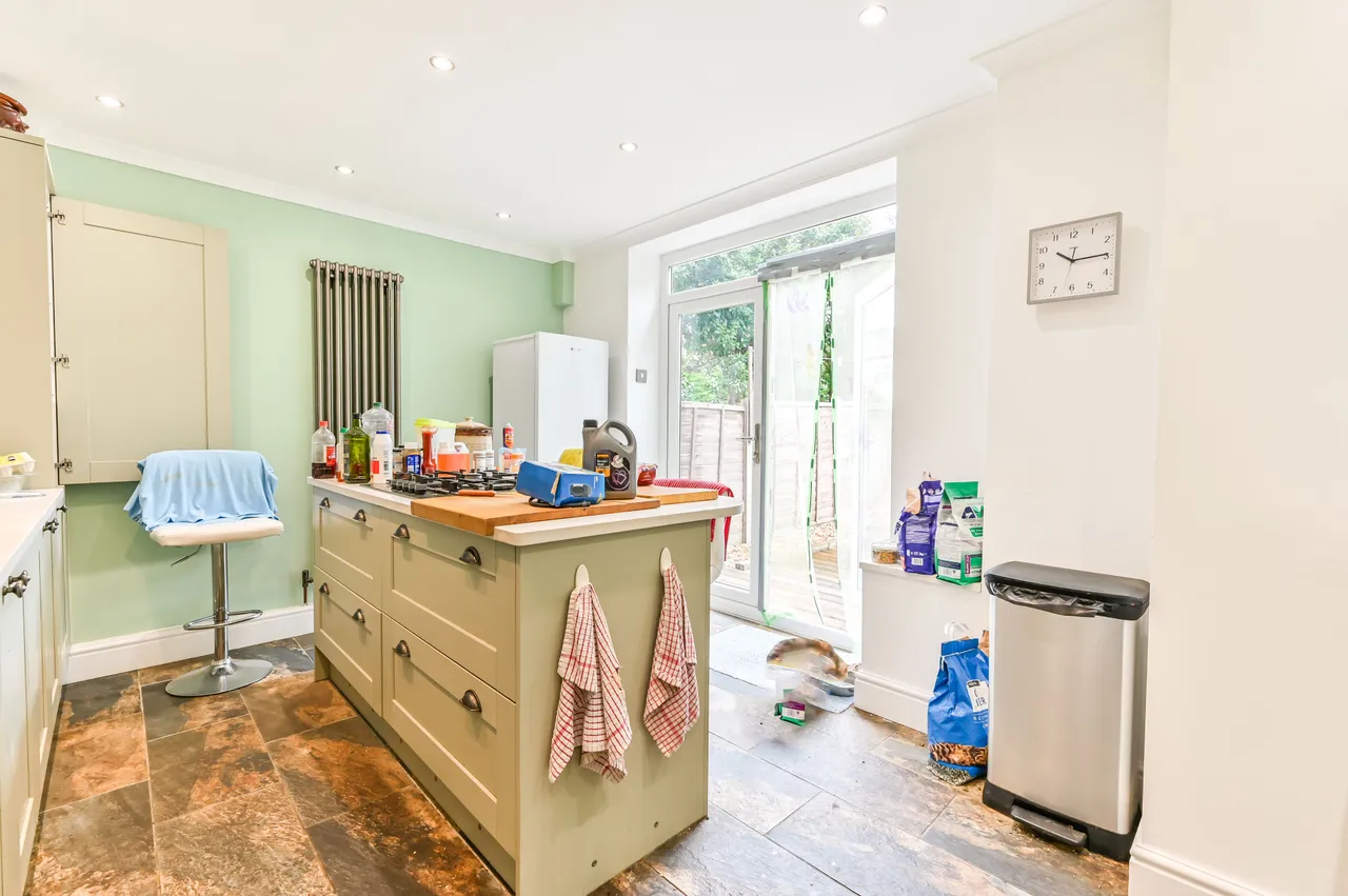 3 bed flat for sale — 36 Melford Court, Melford Road, London