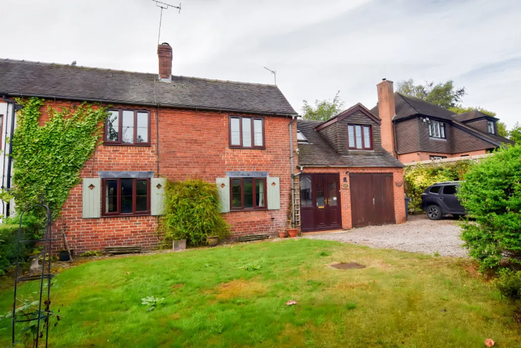 3 bed house for sale, Eccleshall Road, Hookgate