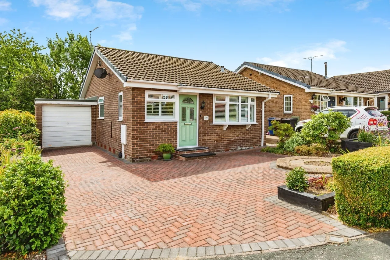 2 bed house for sale — Cotswold Avenue, Chapeltown, Sheffield, S35