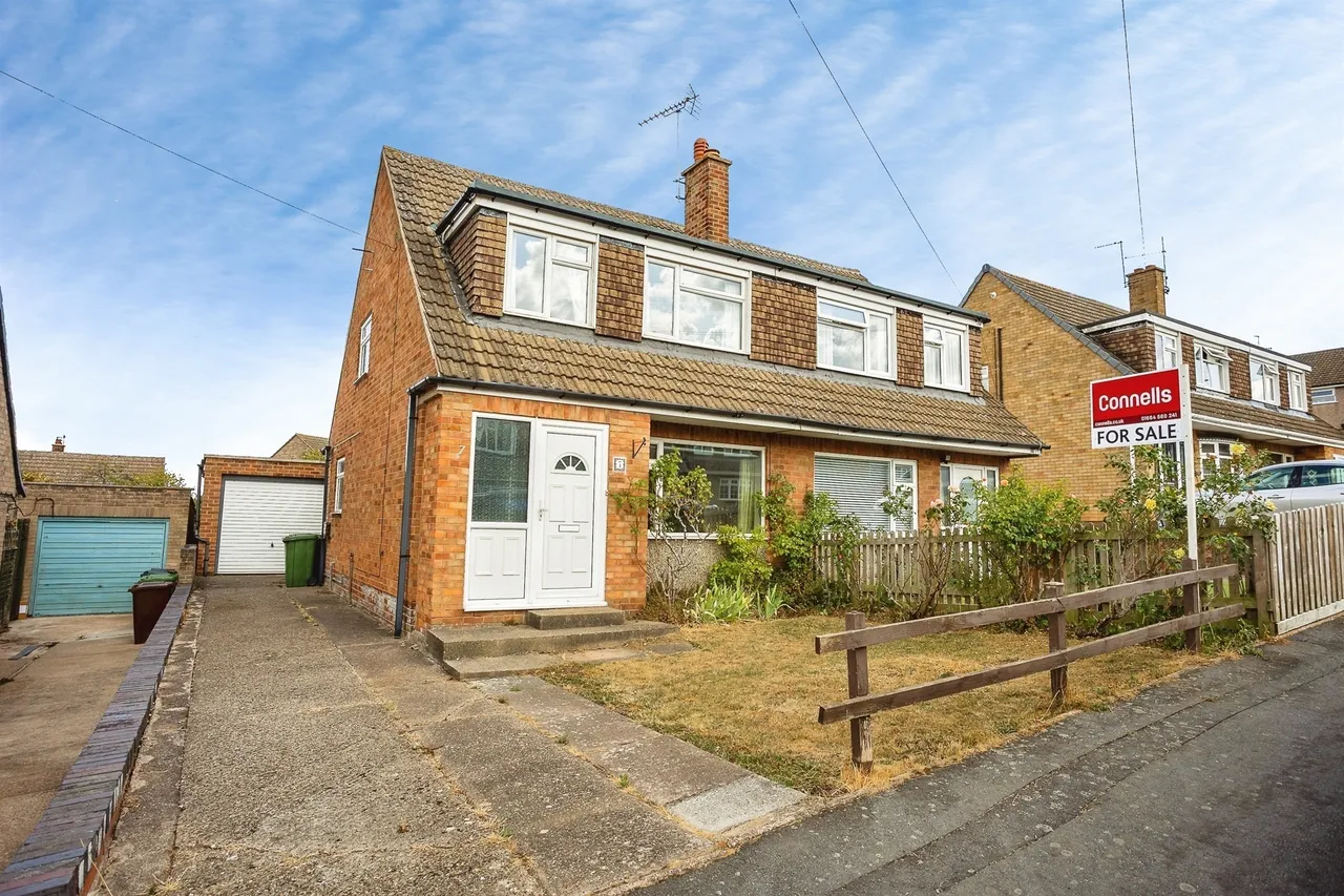 3 bed house for sale — Grange Drive, Melton Mowbray