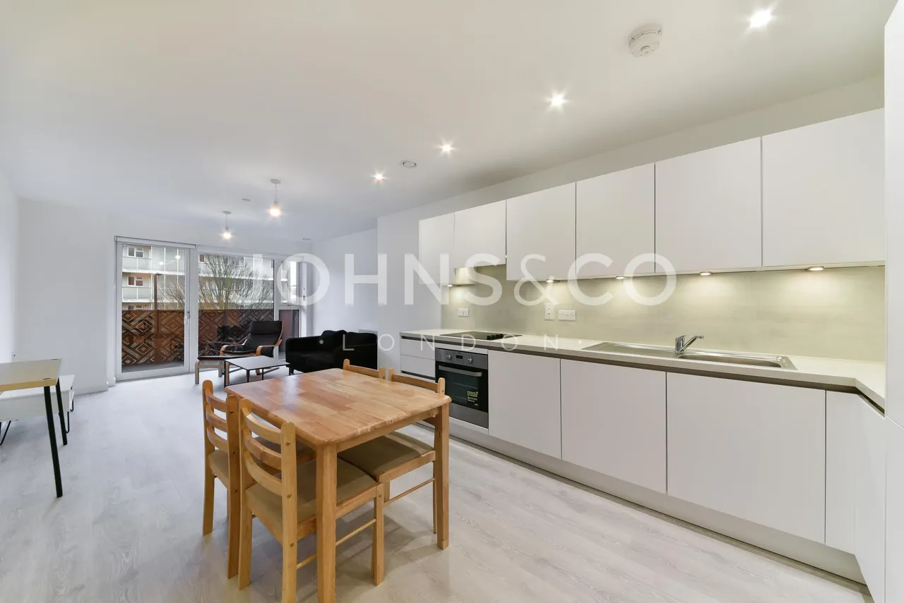 2 bed flat to rent, Western Circus, London, W3