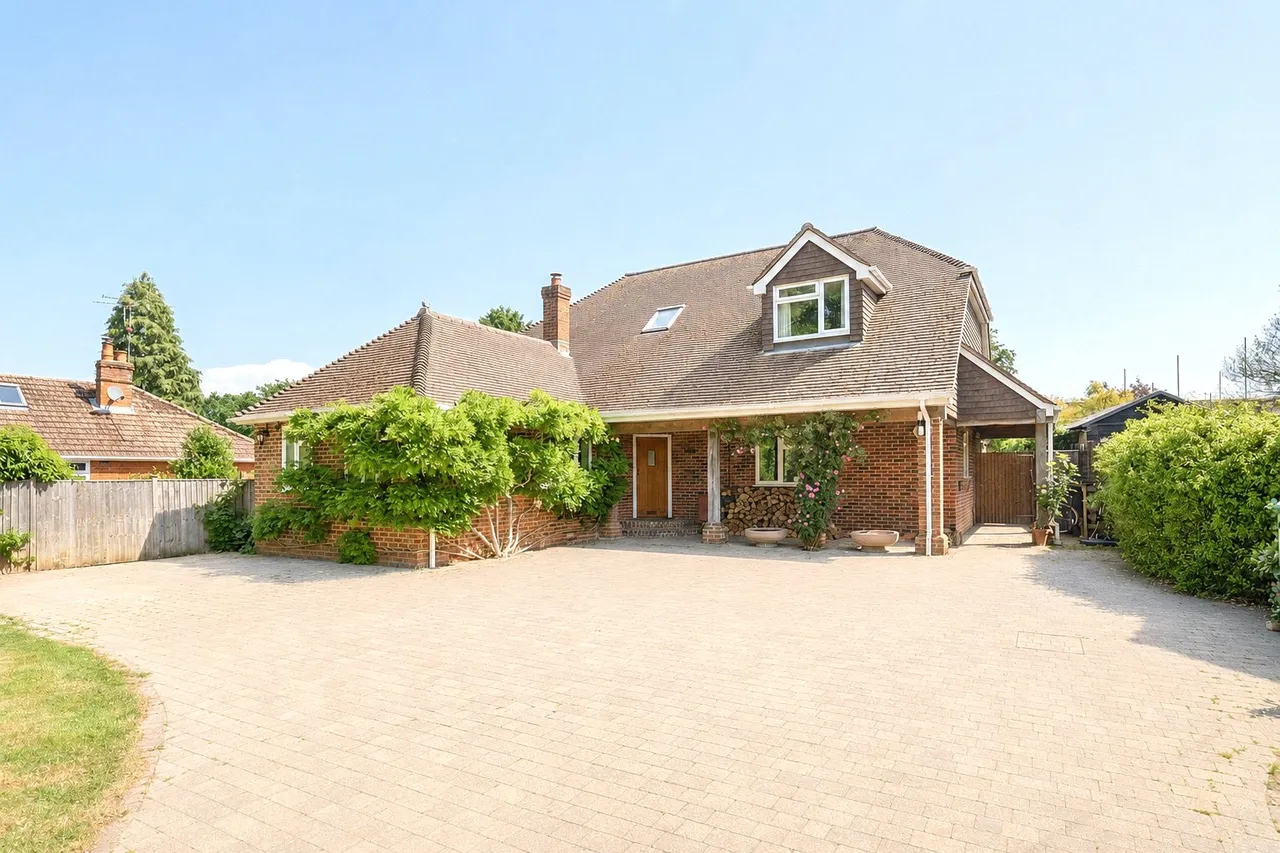 4 bed house for sale — Reading Road, Hook, Hampshire, RG27 9EA
