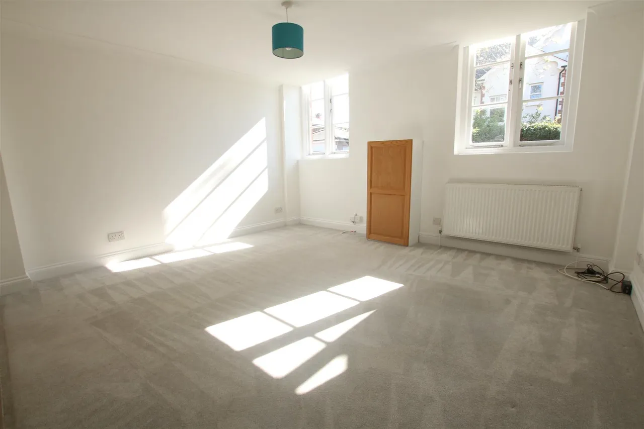 Poplar Road, Leatherhead, KT22, photo 2
