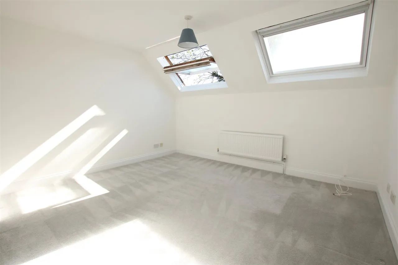 Poplar Road, Leatherhead, KT22, photo 3