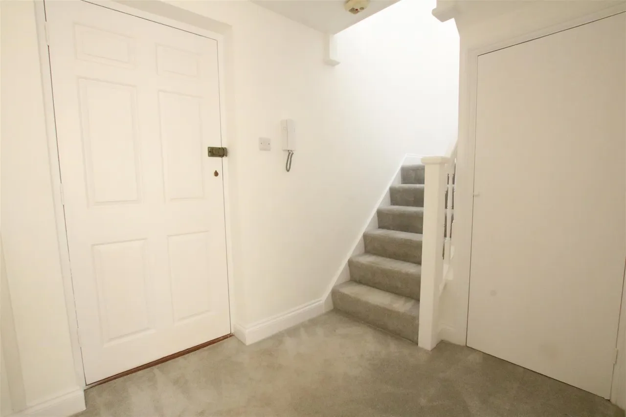 Poplar Road, Leatherhead, KT22, photo 8