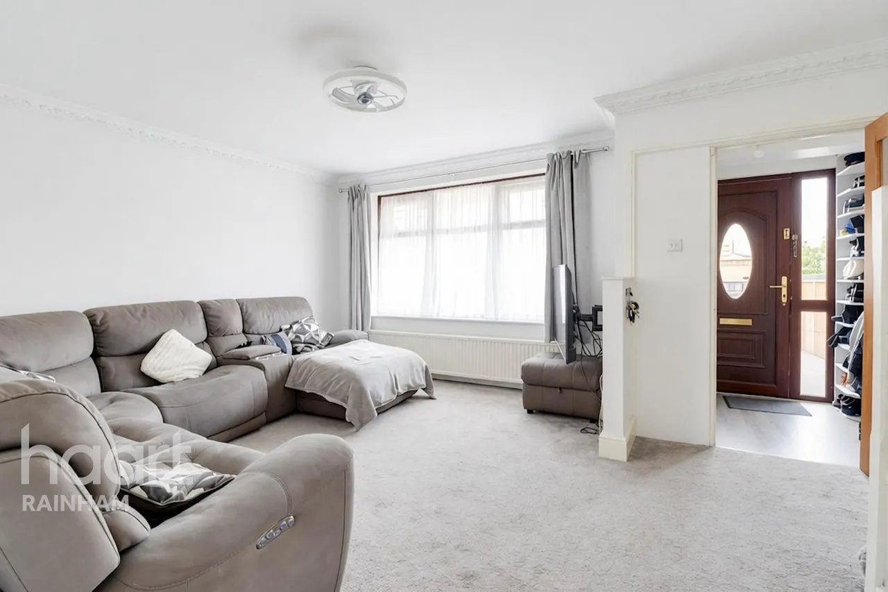King Edward Avenue, Rainham, RM13, photo 2