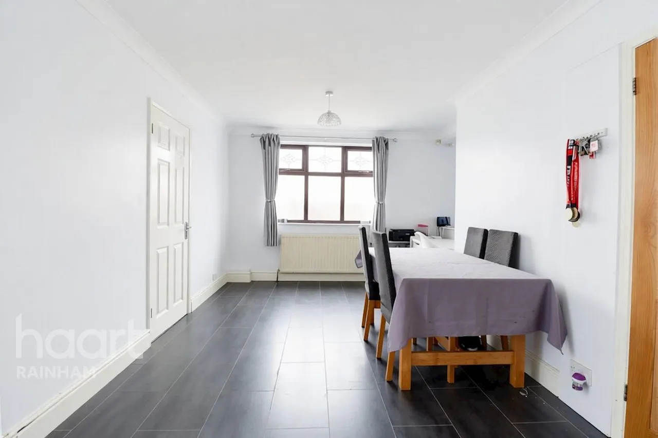 King Edward Avenue, Rainham, RM13, photo 5