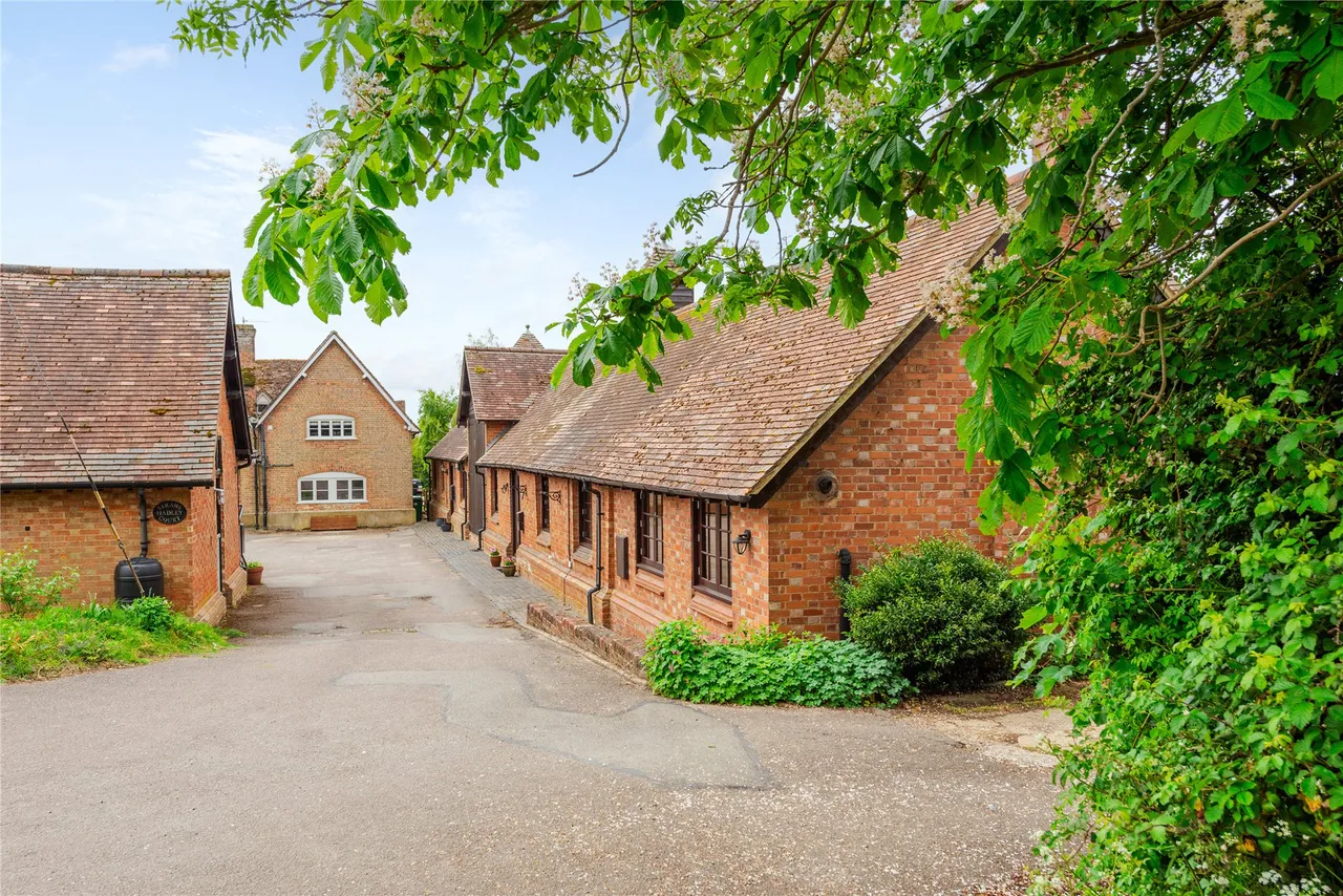 Straws Hadley Court, Lower End, HP22, photo 12