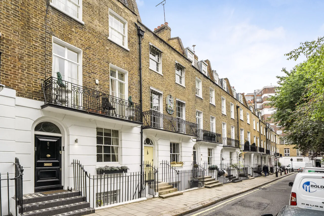 4 bed house for sale — 8 Trevor Square, London