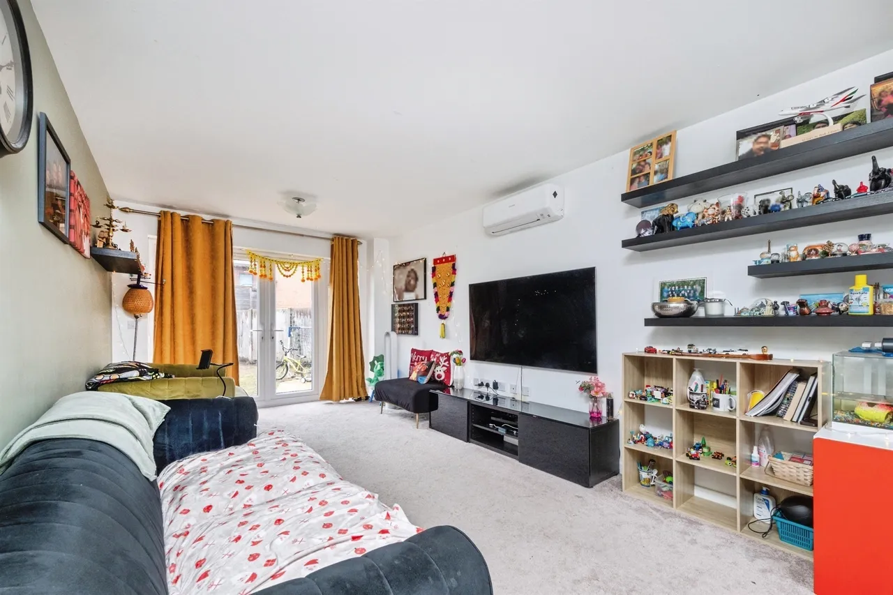 Lambert Court, Newport Pagnell, MK16, photo 4