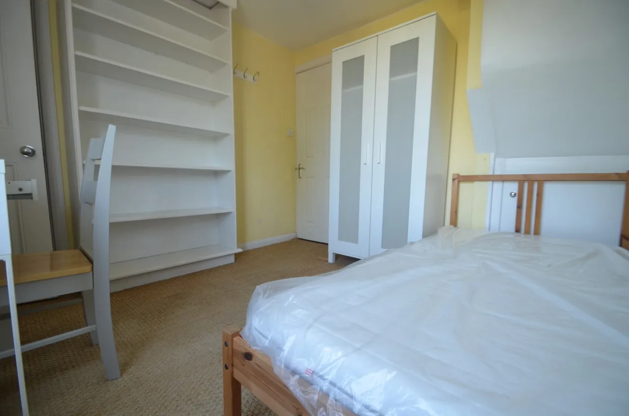 1 bed property to rent, North Street, Egham