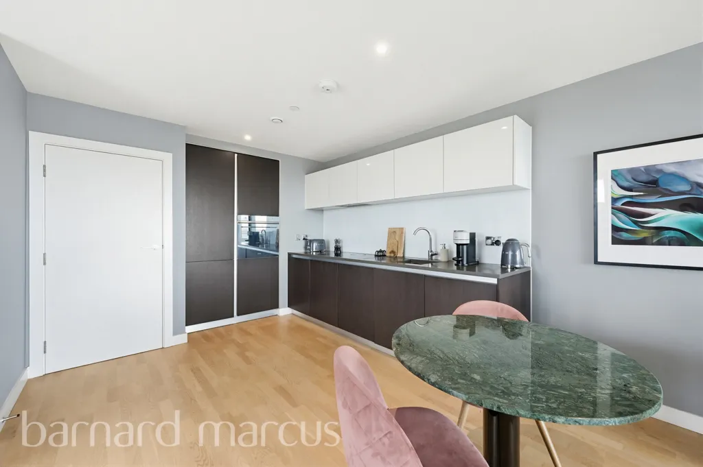 Pump House Crescent, Brentford, TW8, photo 2