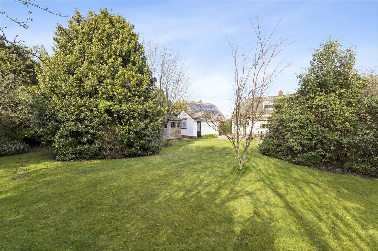 Bitterne Way, Lymington, Hampshire, SO41 3PB, photo 2