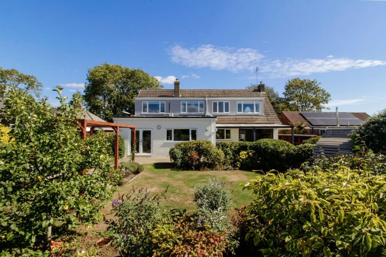 4 bed house for sale, Meadow Road, Peakirk, PE6