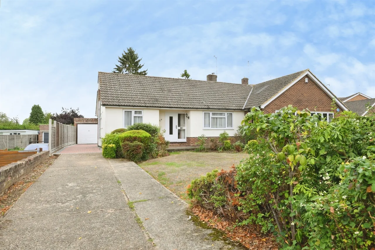 2 bed house for sale — Roselands Avenue, Hoddesdon