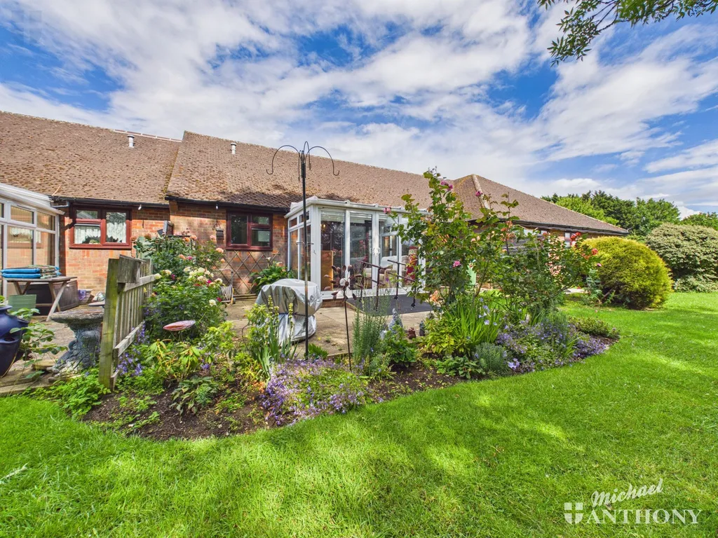 William Hill Drive, Bierton, Aylesbury, HP22 5AZ, photo 3