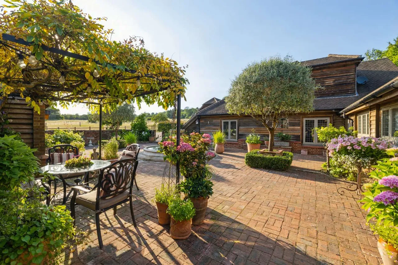 Off Down Lane, Compton, Surrey, GU3 1DL, photo 5