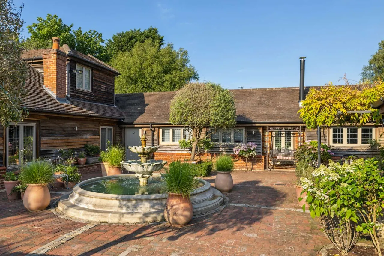 Off Down Lane, Compton, Surrey, GU3 1DL, photo 2