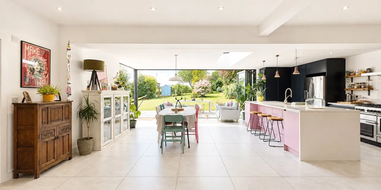 Column Road, CH48, photo 6