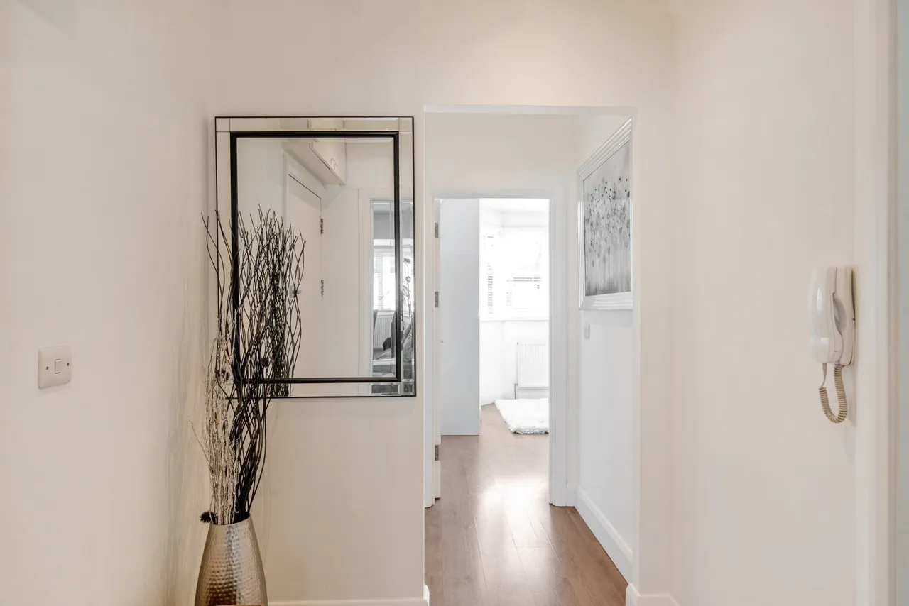 Finchley Road, Golders Green, London, NW11, photo 12