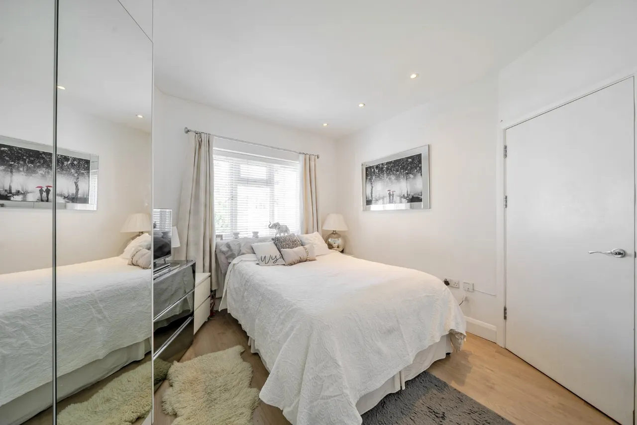 Finchley Road, Golders Green, London, NW11, photo 11