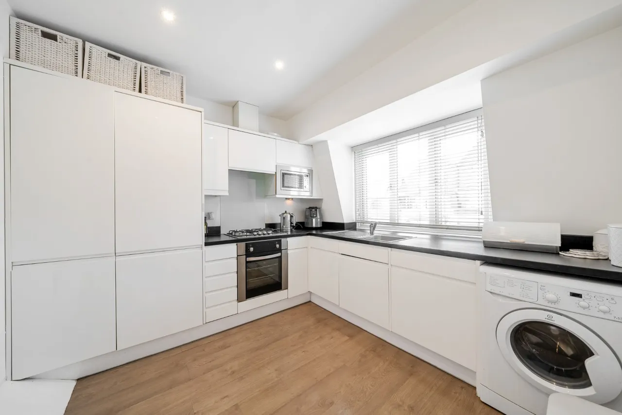 Finchley Road, Golders Green, London, NW11, photo 3