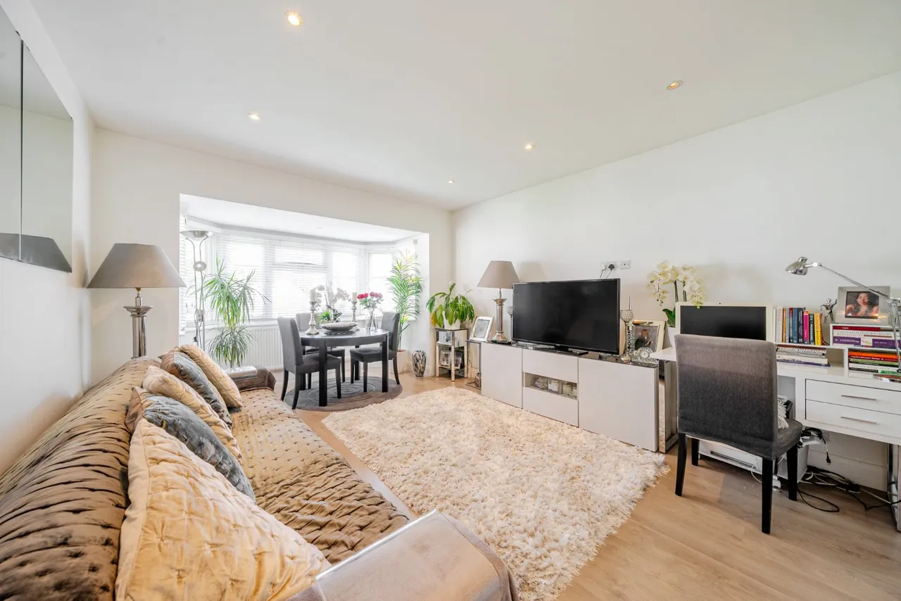 Finchley Road, Golders Green, London, NW11, photo 4