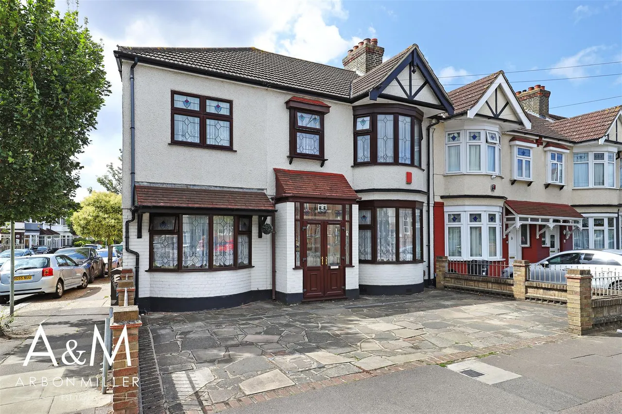 4 bed property for sale — Fremantle Road, Barkingside, Ilford, Essex, IG62BB