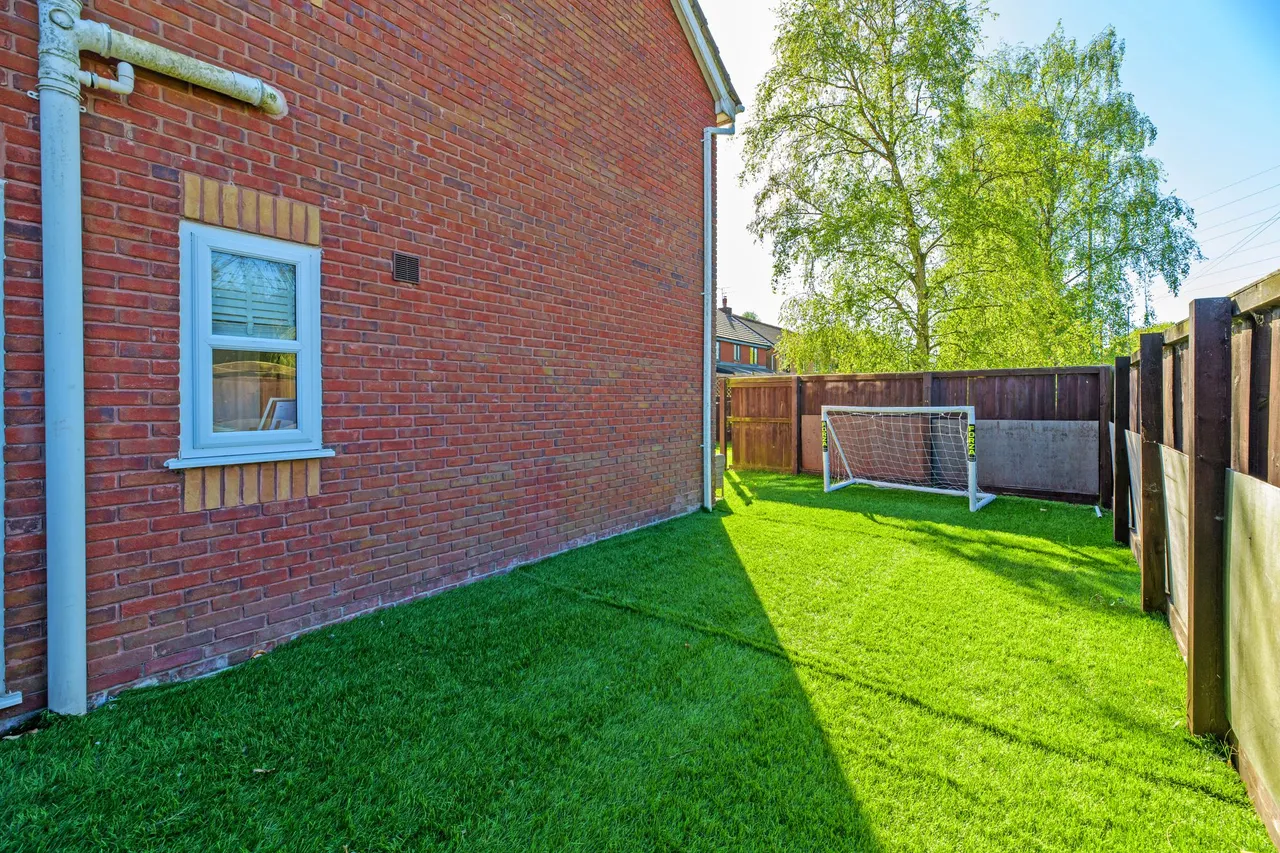 Redacre Close, Warrington, photo 25