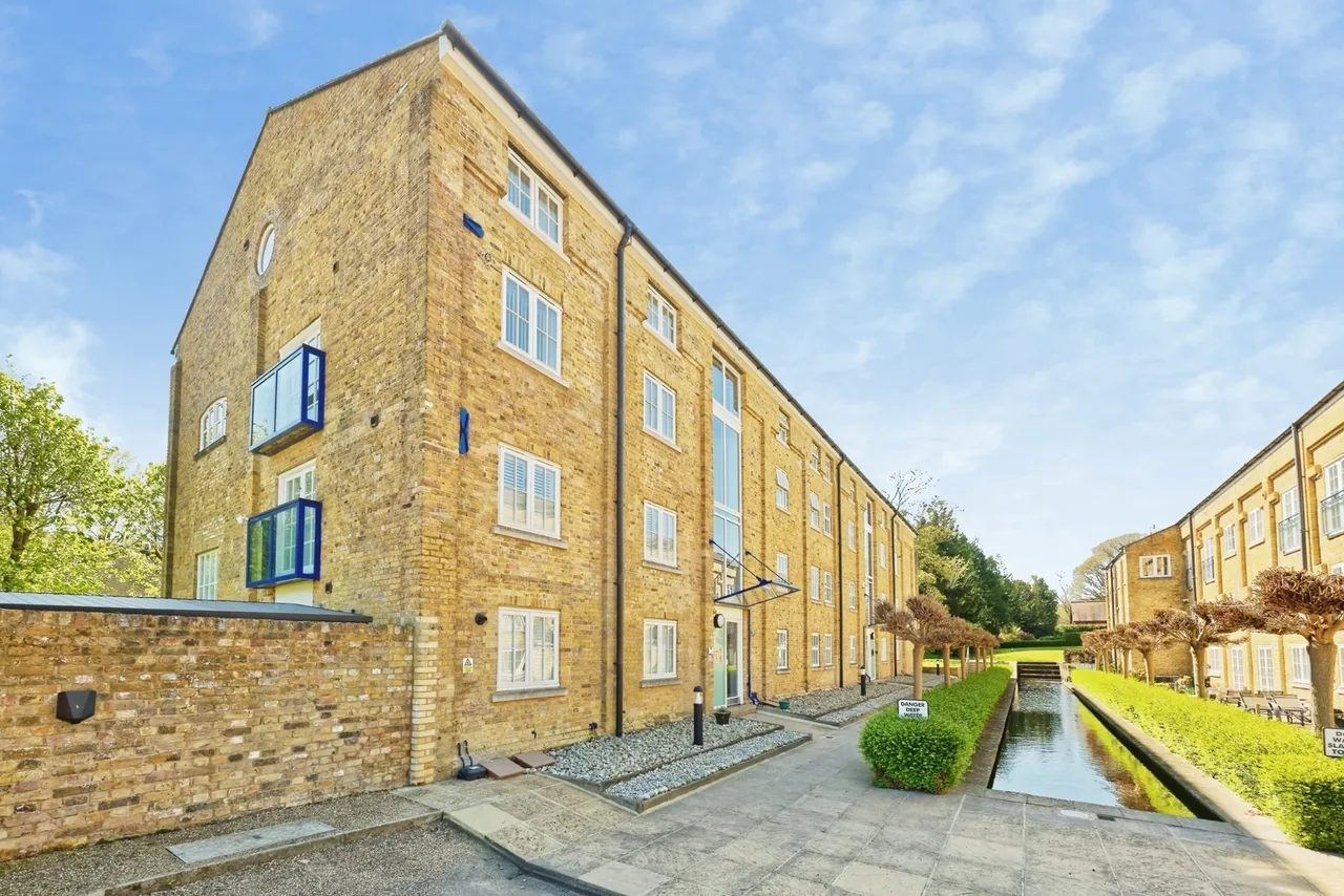 3 bed flat for sale — Mill Race, River, Dover, Kent, CT17