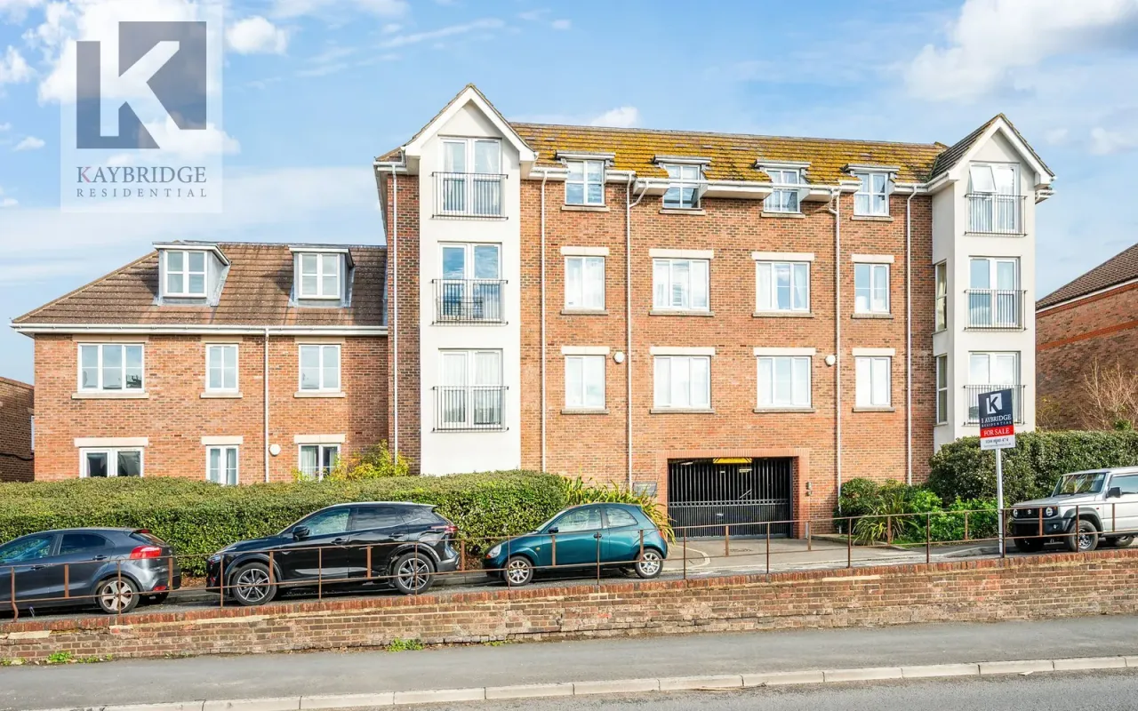 2 bed flat for sale — Kingston Road, Epsom, KT19