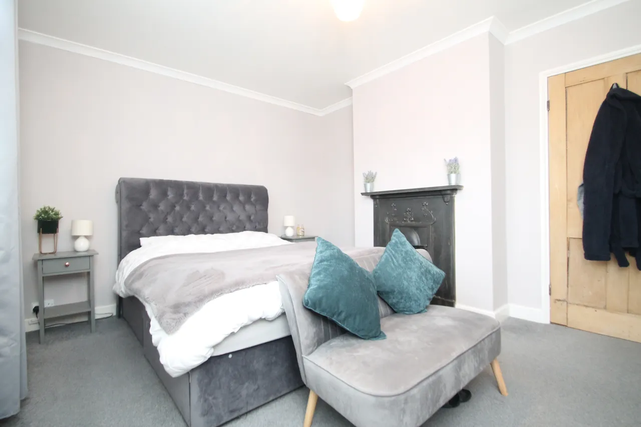 Knighton Road, RH1, photo 4