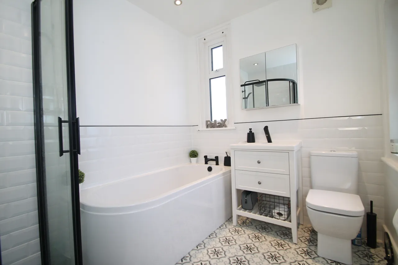 Knighton Road, RH1, photo 5