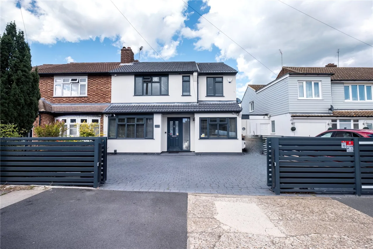 4 bed house to rent, Wych Elm Road, Hornchurch, RM11