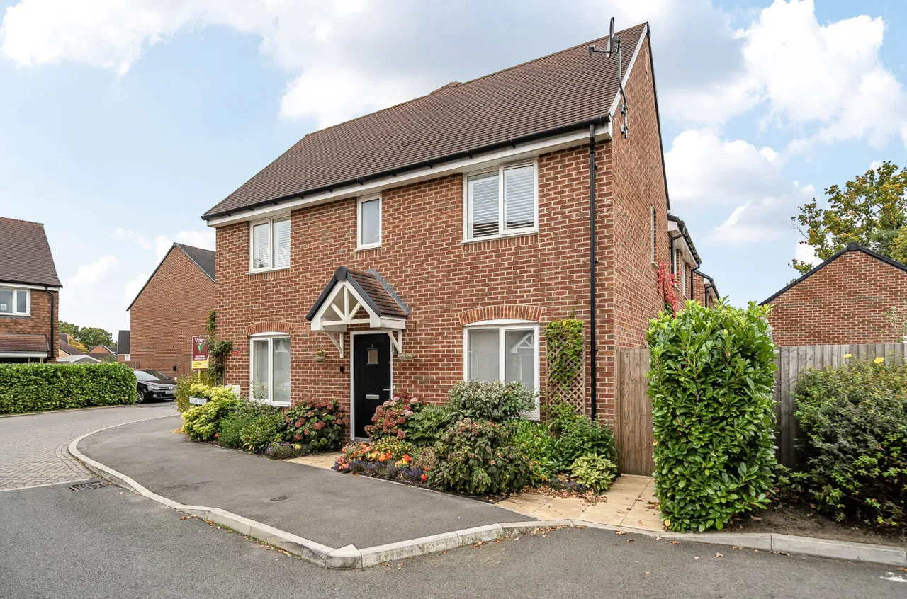 3 bed house for sale — Trinity Wood, West End, Woking, Surrey, GU24 9BW