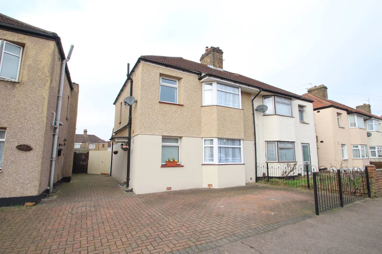 3 bed house for sale — Avondale Road, Welling